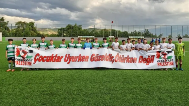 Bursalı futbolcu gençlerden dünyaya mesaj