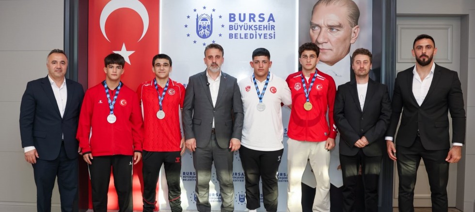 Bursalı güreşçiler göğsümüzü kabarttı!
