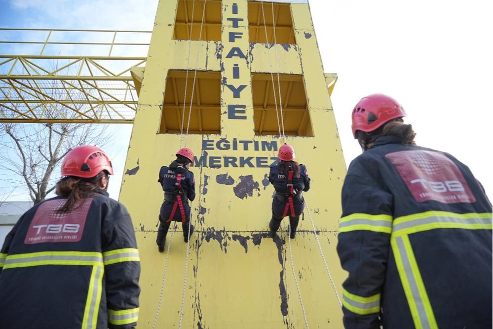 Bursalı kadın itfaiyeciler komandoları aratmadı