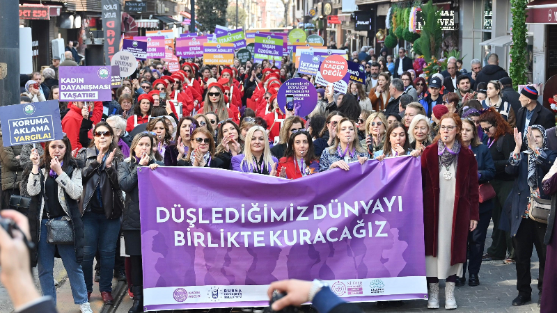 Bursalı kadınlar, düşledikleri dünyayı birlikte kurmak için yürüdü