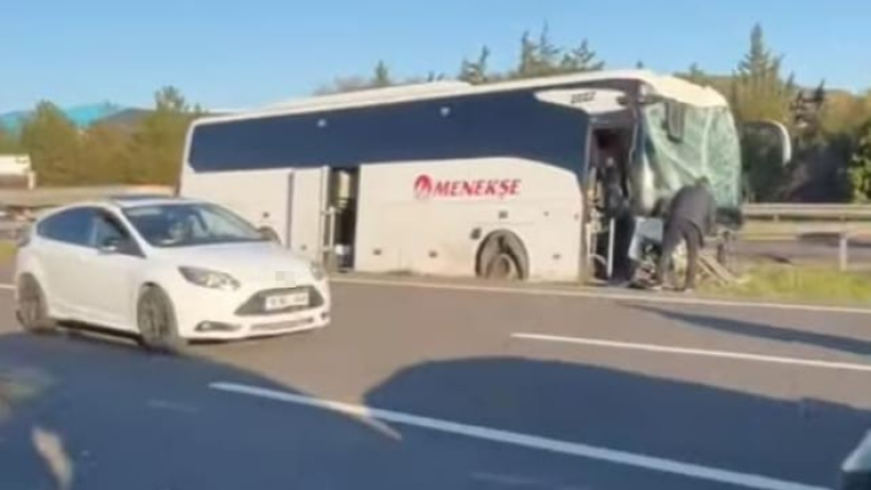 Bursalı öğrencileri taşıyan otobüs bu hale geldi; 4 yaralı var...
