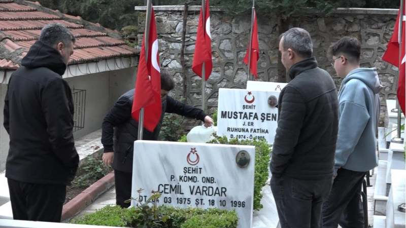 Bursalılar ilk bayram ziyaretini şehitliğe yaptı