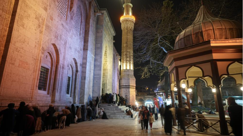 Bursalılar ilk teravih için Ulu Cami'ye akın etti