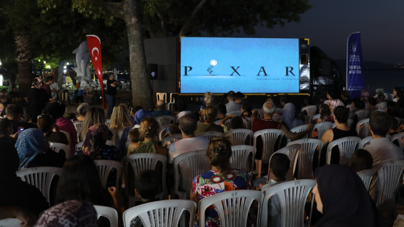 Bursalılar ‘Kamyoled’ ile açık havada sinema keyfini çok sevdi