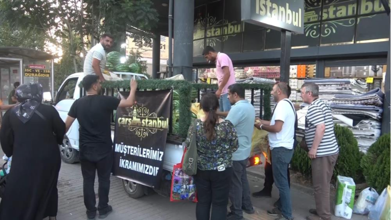 Bursalılar karpuza doydu; 20 ton dağıtıldı