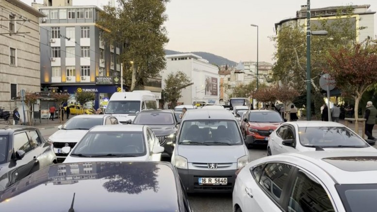 Bursalılar pazar sabahı Ulucami'ye akın etti; Yollar doldu taştı...