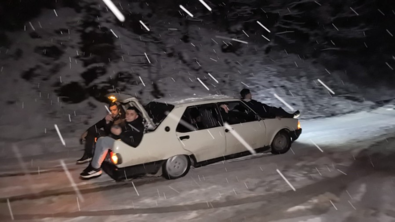 Bursalılar'da çare tükenmez; Karlı yolda bakın ne yaptılar...