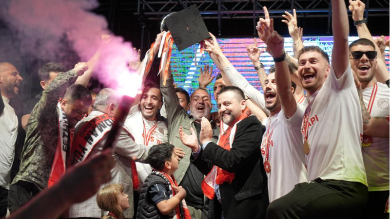 Bursa'nın gururu oldular, kupayı kaldırdılar...
