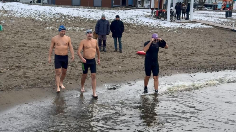 Bursa'nın ihtiyar delikanlıları; Karda İznik Gölü'ne girdiler...
