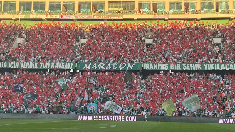 Bursaspor maçında  her yer kırmızı beyaz