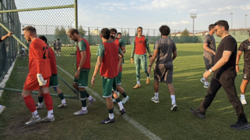 Bursaspor maçında olay var; Başkan takımı sahadan çekti