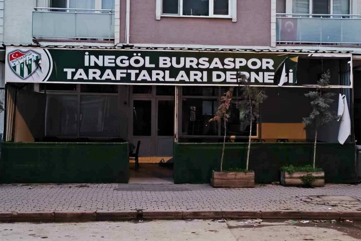 Bursaspor taraftar derneğine ve Türk Bayrağına çirkin saldırı