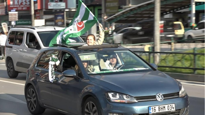 Bursaspor taraftarı şampiyonluk sevincini sokaklarda kutluyor