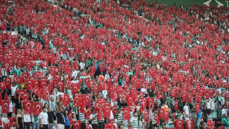 Bursaspor taraftarı TFF'yi topa tuttu!