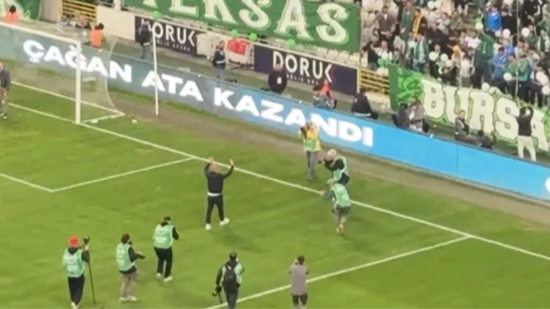 Bursaspor tribünleri Tahsin Tam'ı bağrına bastı!