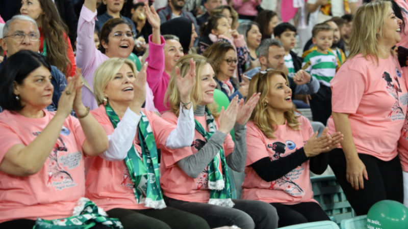 Bursaspor tribünlerinde pembe farkındalık