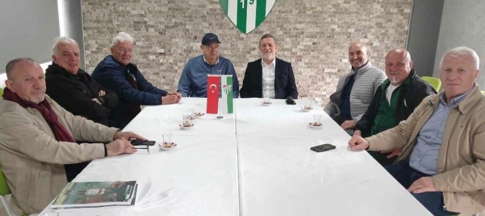 Bursaspor’un unutulmaz kaptanından öğrencilere anlamlı hediye!