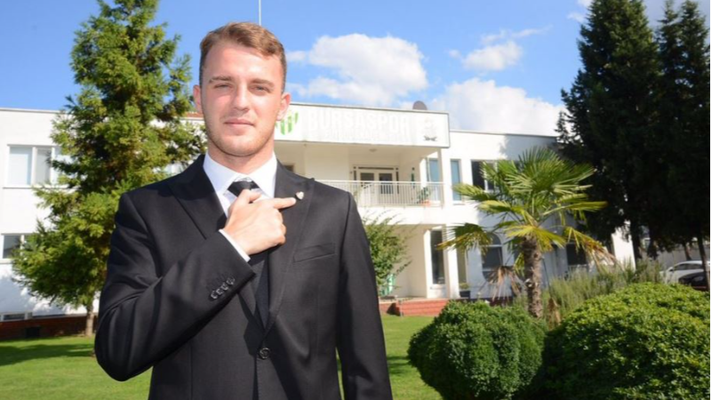 Bursaspor'a profesyonel olduğu yerde geri dönüyor