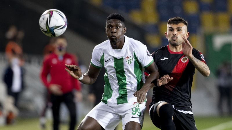 Bursaspor'da Başkan Çelik bir sorunu daha çözdü