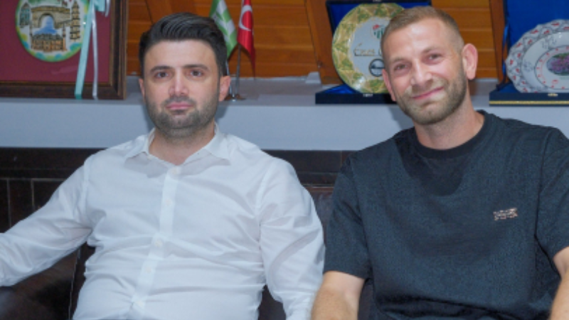 Bursaspor'da sürpriz gelişme; O isim takımdan ayrıldı...