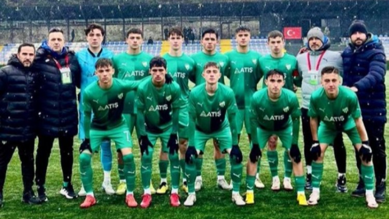 Bursasporlu bu gençler önüne geleni yeniyor!