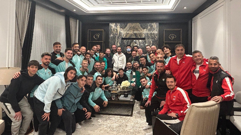 Bursasporlu futbolculardan Başkan Çelik'e anlamlı ziyaret