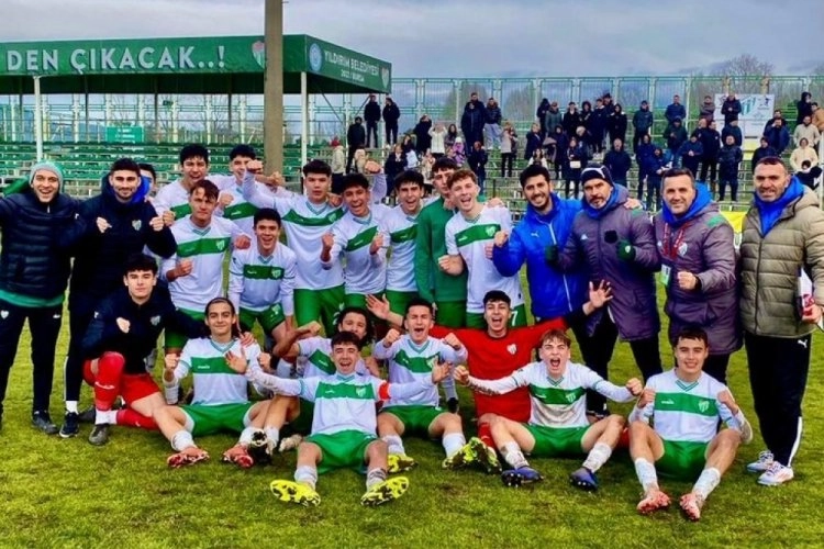 Bursasporlu gençler fena coştu