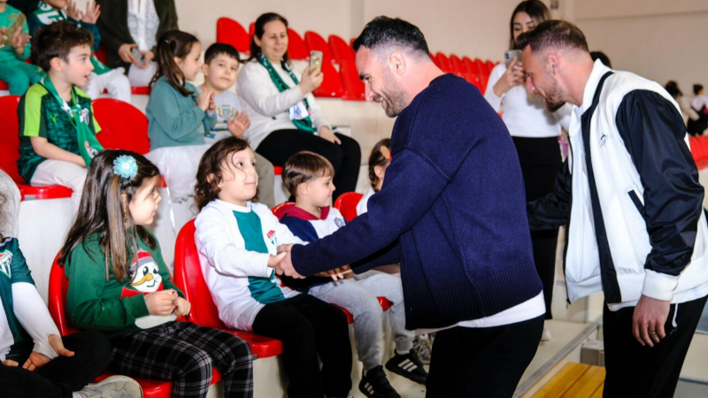 Bursasporlu oyunculardan küçük timsahlara ziyaret