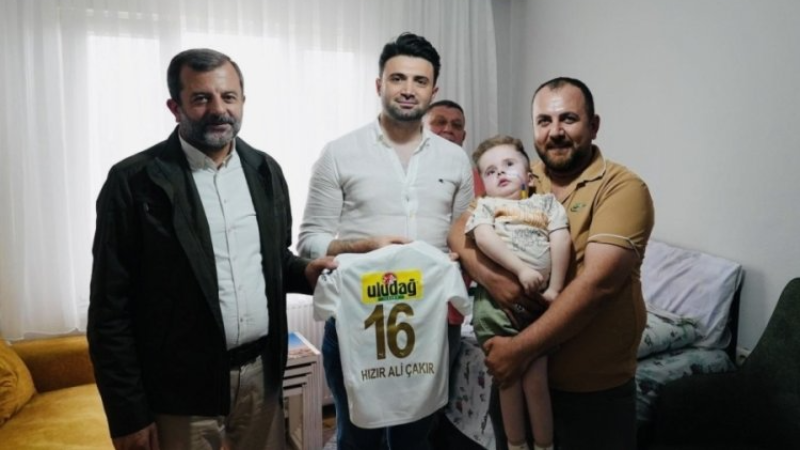 Bursaspor'un gönlü güzel başkanı! Minik Ali moral buldu...