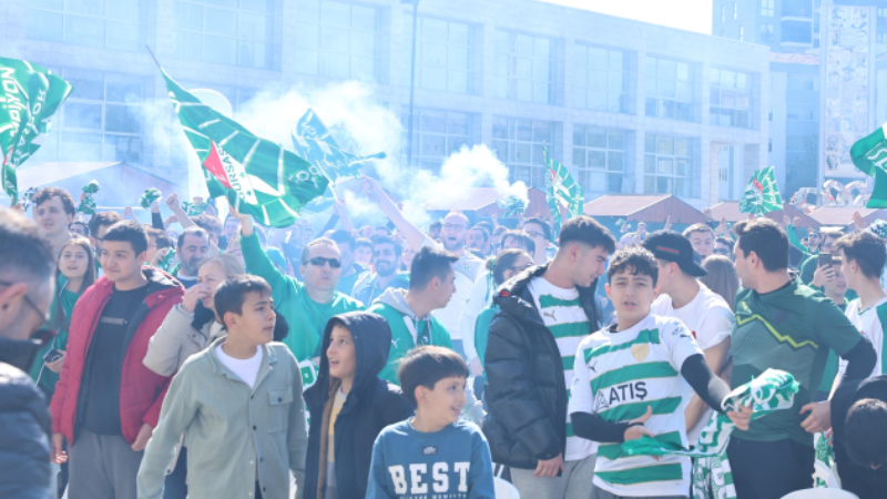 Bursaspor’un şampiyonluk maçı Halk Evi önünde dev ekranda izlendi