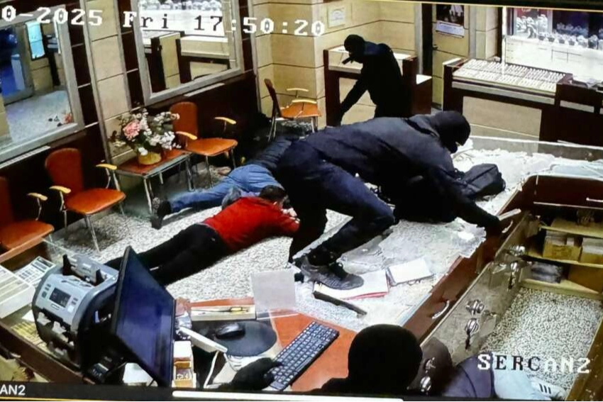 Büyük kuyumcu soygunu… 20 kilo altın çalıp kayıplara karıştılar