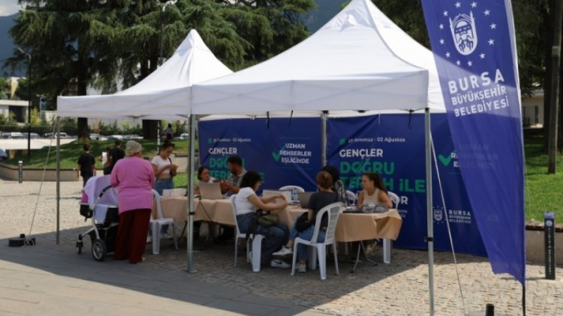 Büyükşehir, üniversite tercihinde gençlerin yalnız bırakmıyor