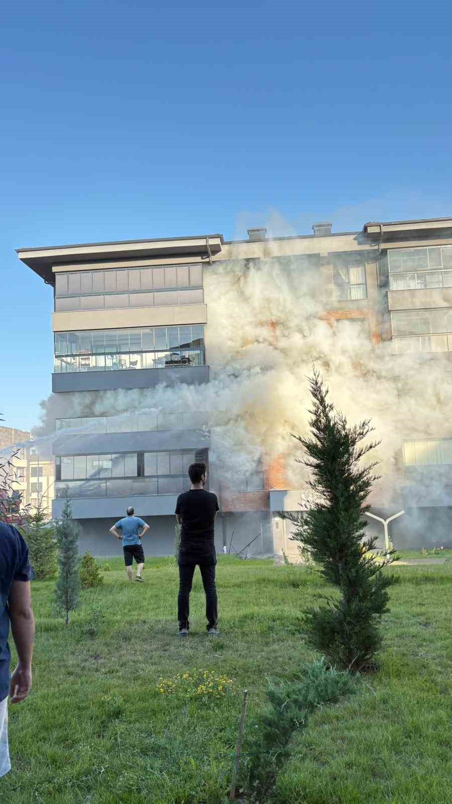 Buzdolabından çıkan yangında evde büyük çapta maddi hasar meydana geldi