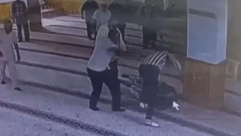 Camide vahşet; Namaz kılarken bıçakladı...