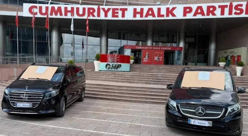 CHP'de iki lüks minibüs satışa çıkarıldı