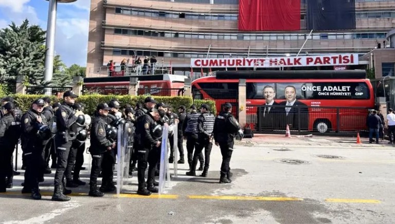 CHP Genel Merkezi karıştı; Kararı Tanımayan Partililere polis müdahalesi