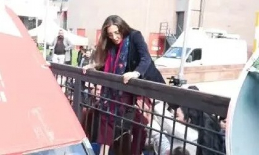 CHP’nin Bursa vekili kapıya tırmanarak genel merkeze girdi