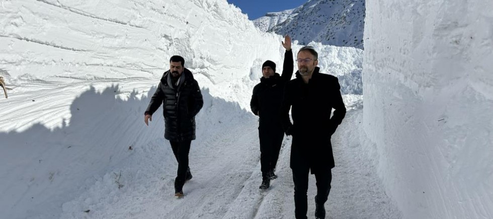 Çığ düştü Van Çatak yolu kapandı