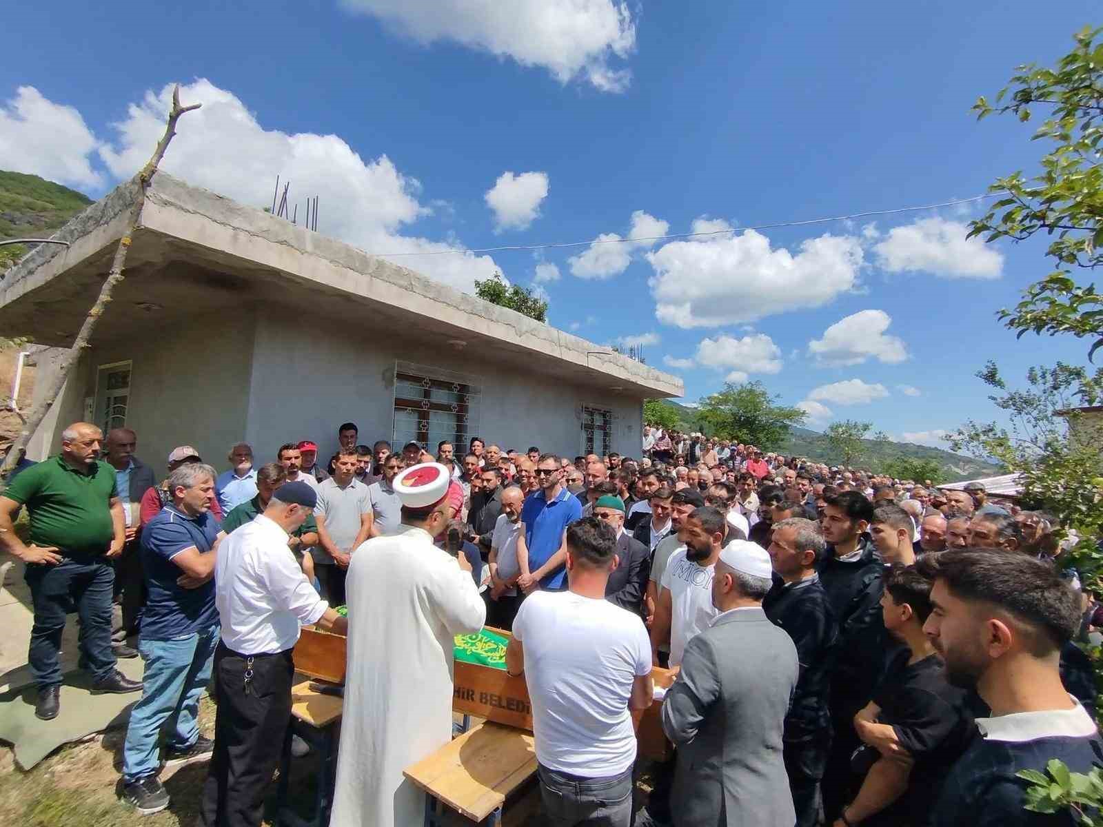 Çöken binada hayatını kaybeden kepçe operatörü son yolculuğuna uğurlandı