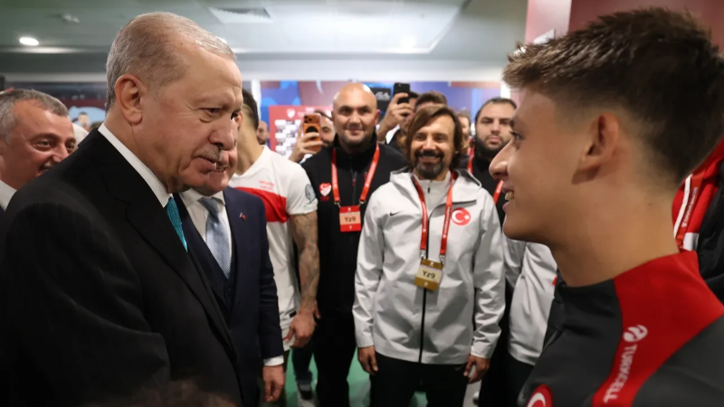 Cumhurbaşkanı Erdoğan soyunma odasında Milli Takım'ı tebrik etti