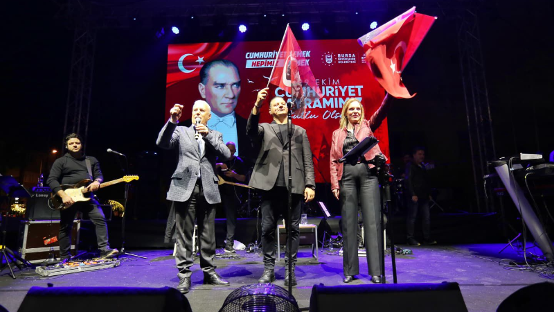 Cumhuriyet meşalesi yakıldı...