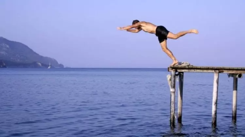 Denize sakın bu şekilde atlamayın; Ciddi riskleri var...