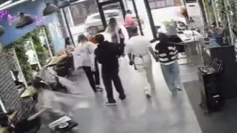 Depremde çok sayıda yaralı var: Telaşla yüksekten atladılar...