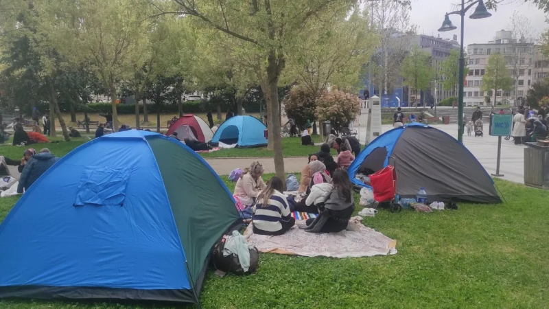 Depremde herkes can derdinde bunlar para peşinde