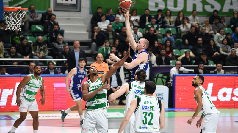Derbi Bursaspor Yörsan'ın... 15 sayı geriden geldi