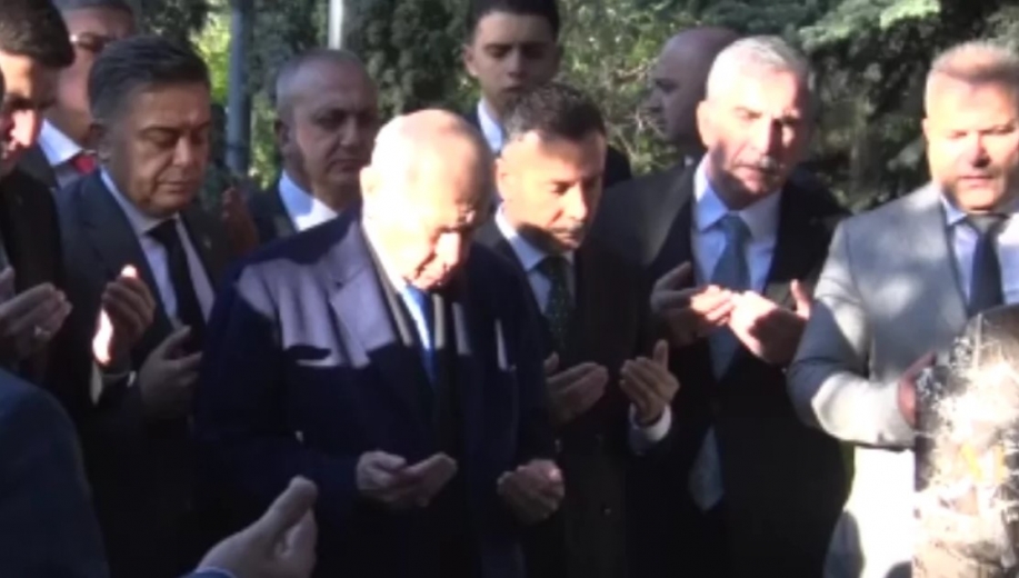 Devlet Bahçeli, Merhum Türkeş'in kabrini ziyaret etti
