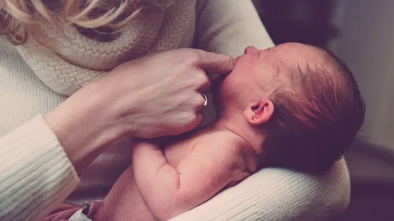 Doğum izni artıyor, babaların izni de iki katına çıkacak