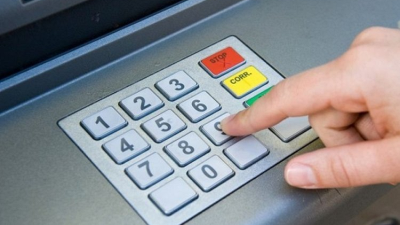Dolandırıcılar artık sınır tanımıyor;  ATM'ye paranız sıkıştıysa...