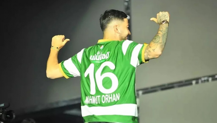 Dünyaca ünlü sanatçıdan Bursaspor paylaşımı; GELİYORUZ...