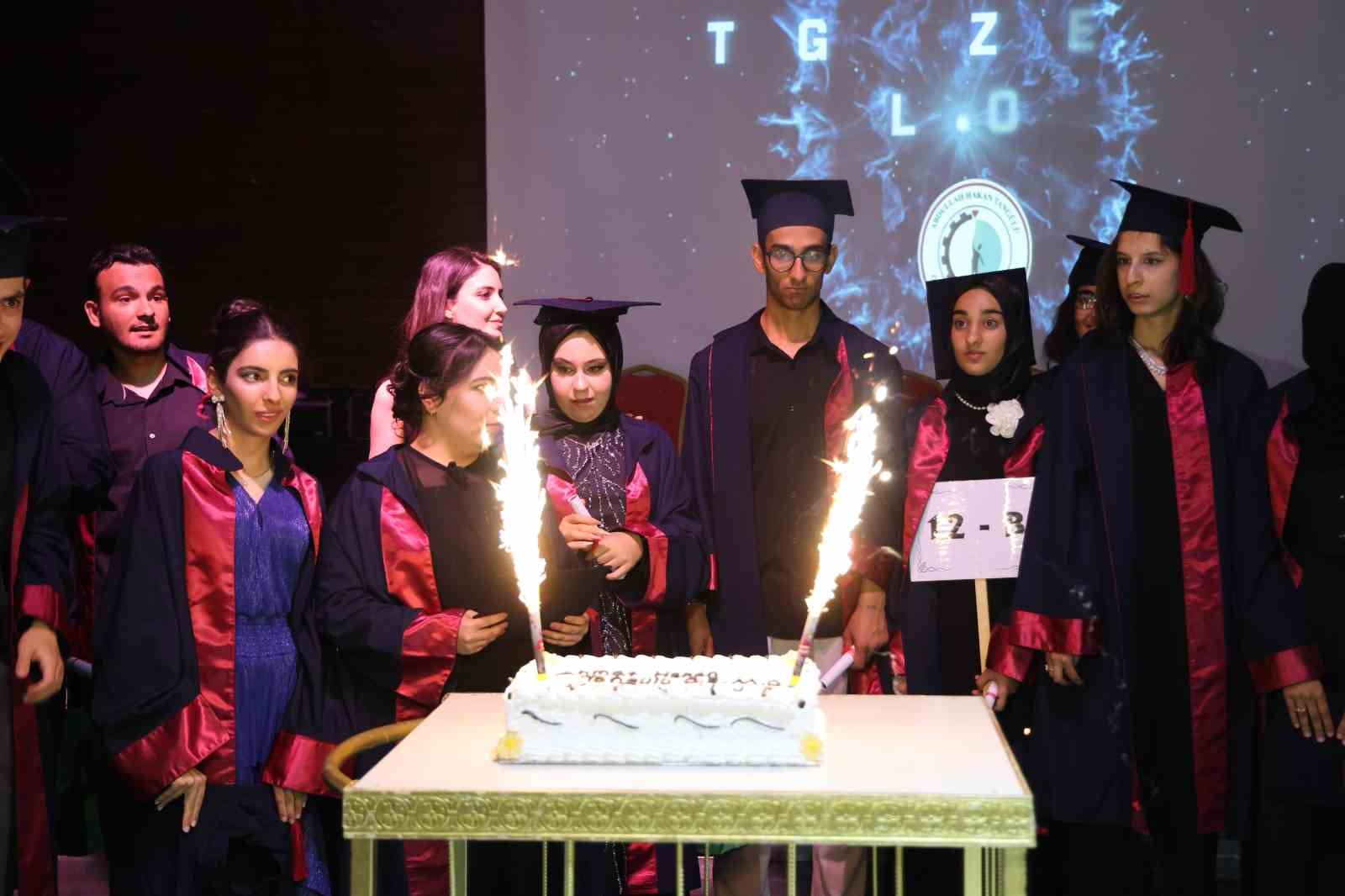 Elazığ’da özel öğrencilerin mezuniyeti renkli görüntüler oluşturdu